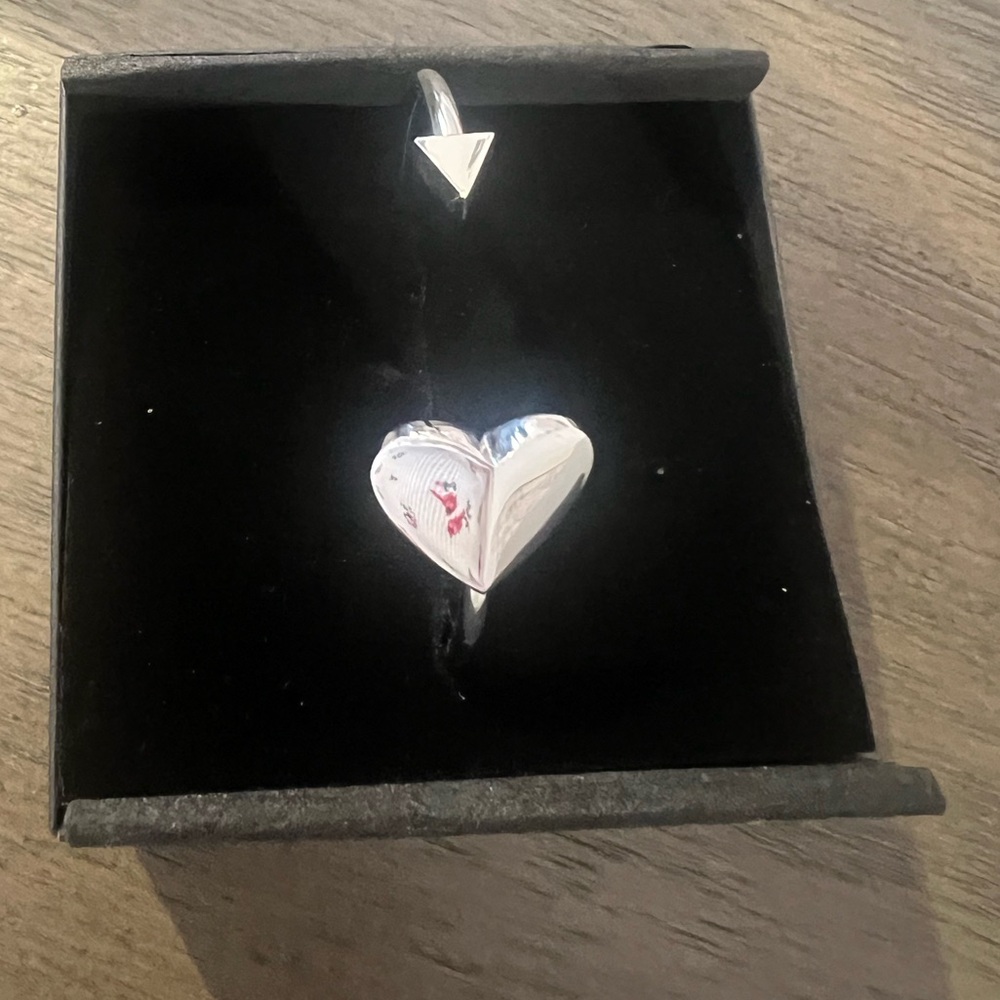 New Without tag . Kate spade bangle one end has a heart and the other an arrow
